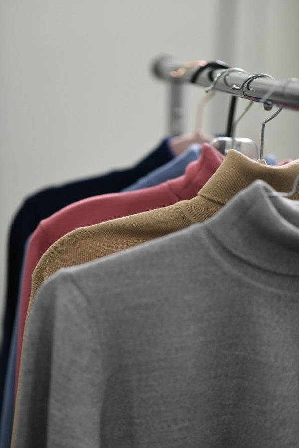 What are the Best Practices for Wearing a Knit Turtleneck Stylishly?