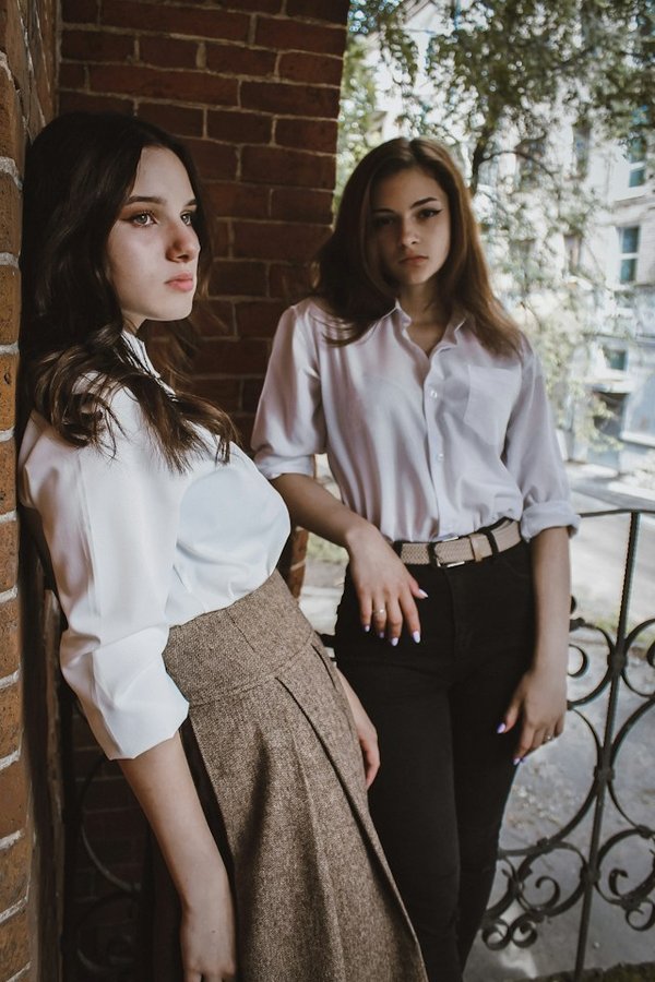 What are the Essential Considerations for Wearing a Statement Sleeve Blouse?